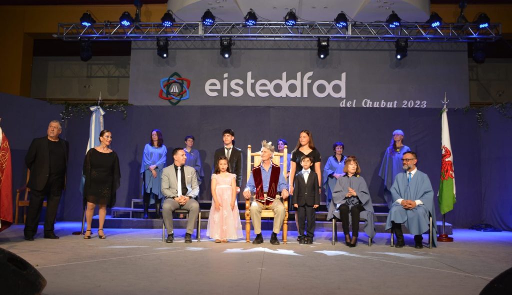 El intendente Adrián Maderna entregó la Corona del Poeta en el Eisteddfod del Chubut.
Las ceremonias de coronación se llevaron adelante en instalaciones del Salón San David de Trelew. Contaron con participación de una delegación proveniente de Gales.