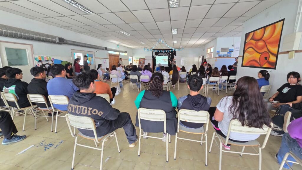 Provincia coordinó en Paso del Sapo y Gualjaina charlas informativas sobre el Corredor Turístico Valle de Gondwana