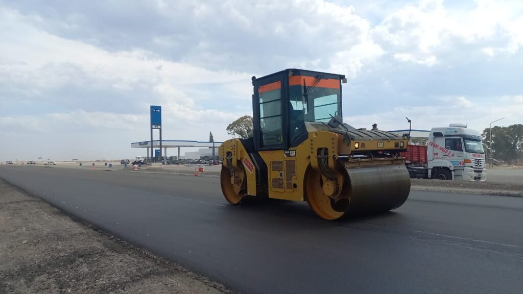 Trabajan en la finalización de la rotonda de acceso a Puerto Madryn