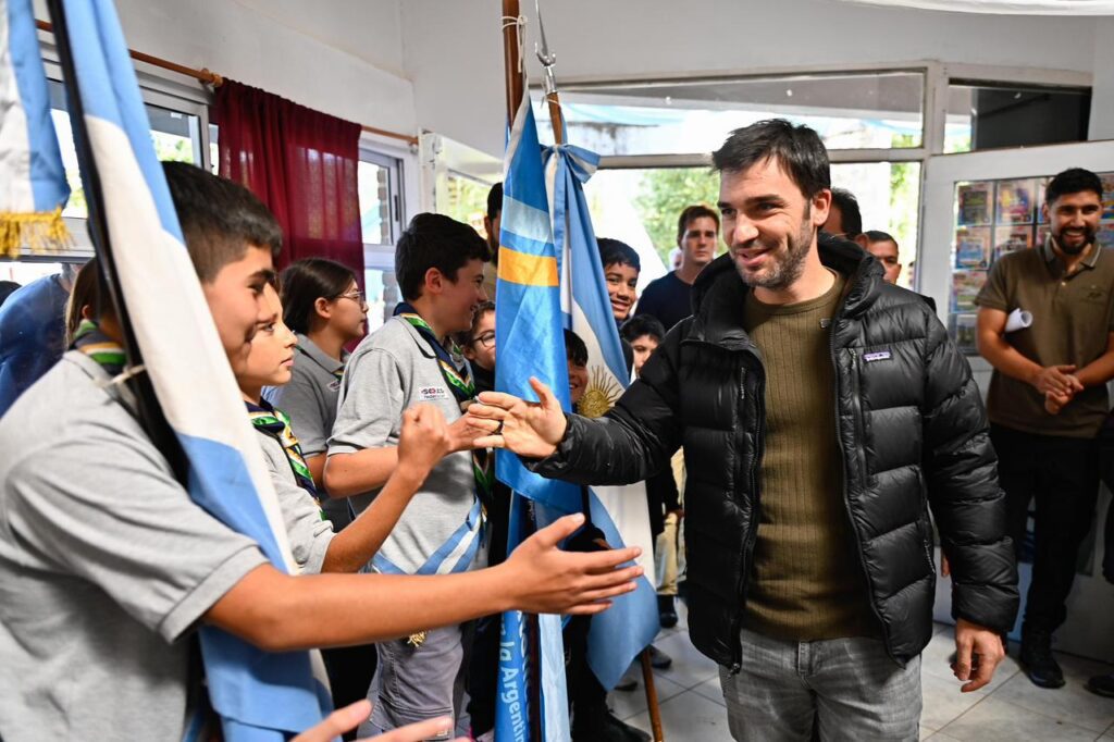 Lago Puelo: Torres entregó viviendas a vecinos y anticipó obras sanitarias y sociales