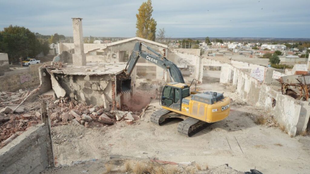 Fin a un histórico foco de inseguridad: Provincia inició la demolición de la calera de Trelew