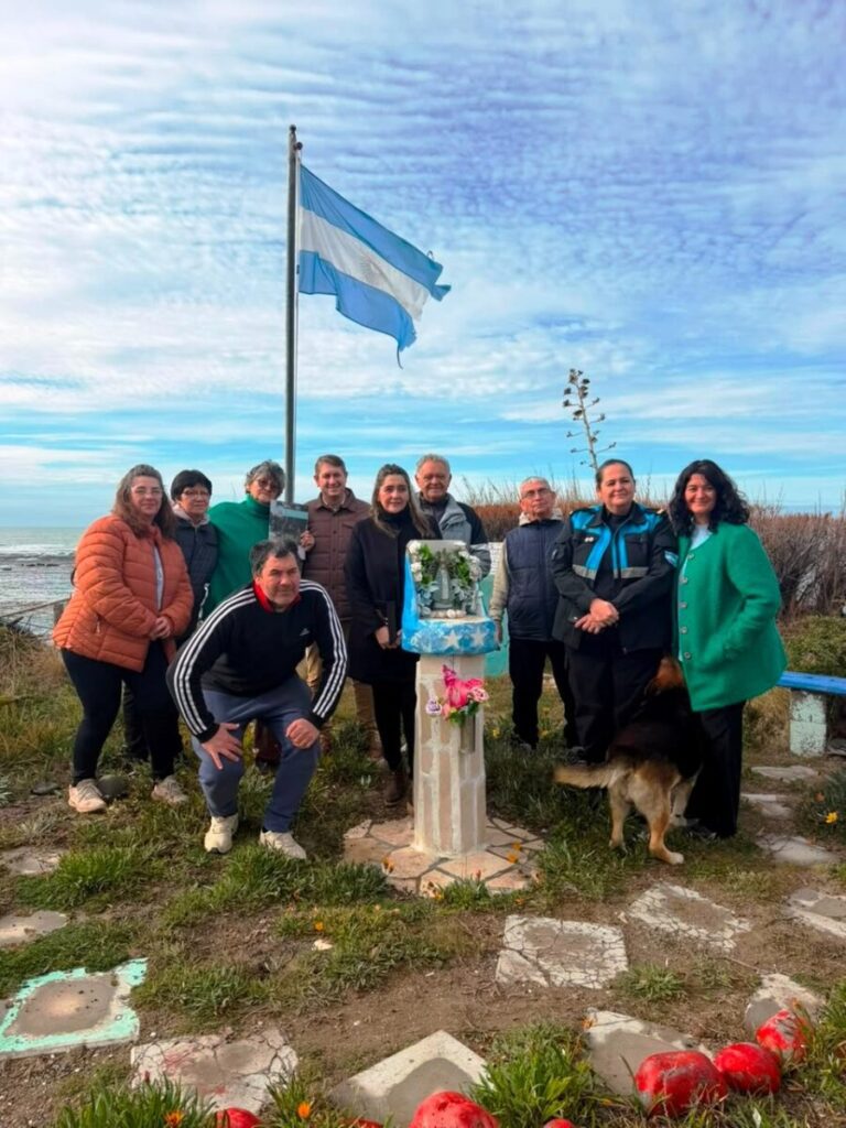 Familiares de Manuel Segundo Salone recibieron la ordenanza que asigna su nombre a un espacio verde de Playa El Faro